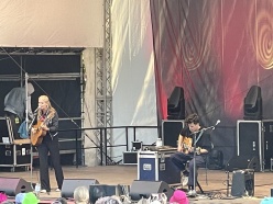 Die Liedermacherin Dota warb für eine Welt ohne Grenzen